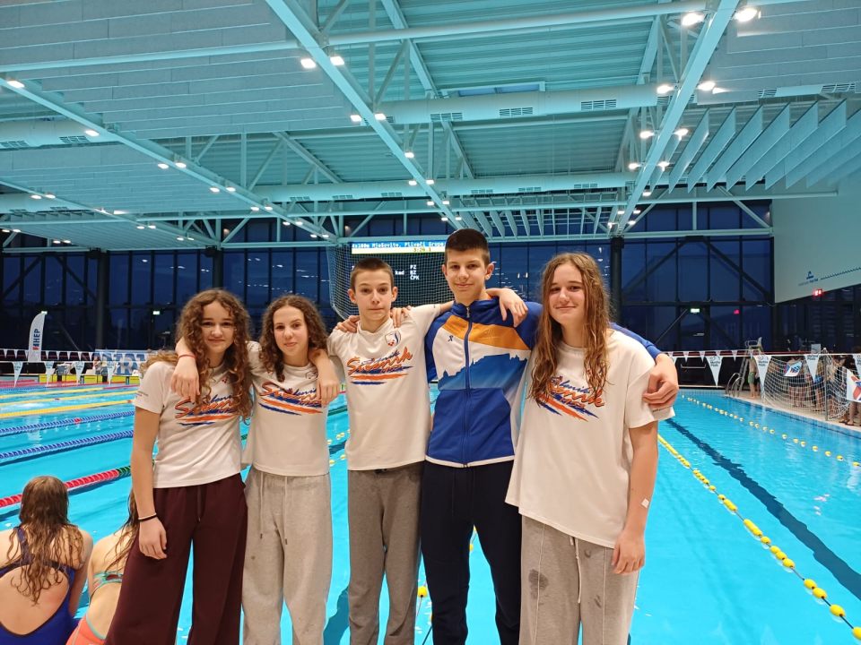 FOTO Ante Paladin kadetski viceprvak Hrvatske na 100 prsno, brončani na 50 metara, uz pehar u višeboju