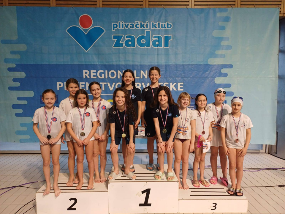 FOTO Plivačima Šibenika 8 medalja na regionalnom prvenstvu početnika, Roko Milošević dominirao u leptiru