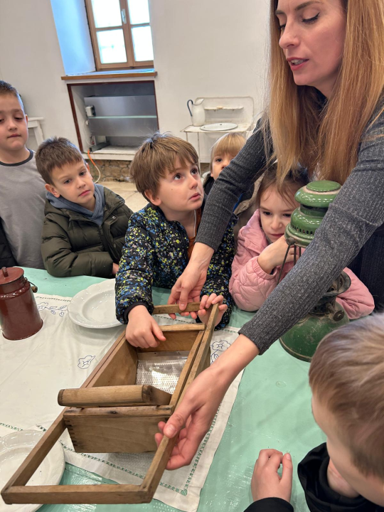 Šibenski mališani u Muzeju saznali kako su naši stari živjeli prije 100 godina