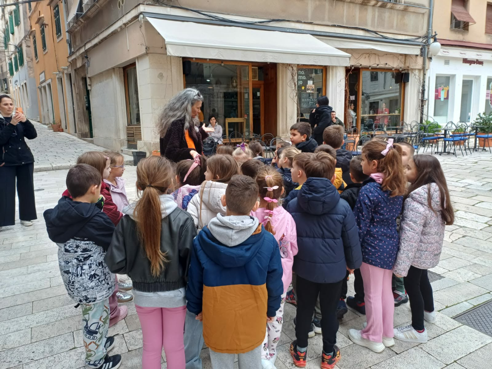 FOTO Mališani iz vrtića Pčelica u prigodnoj šetnji učili o poznatim Šibenčankama