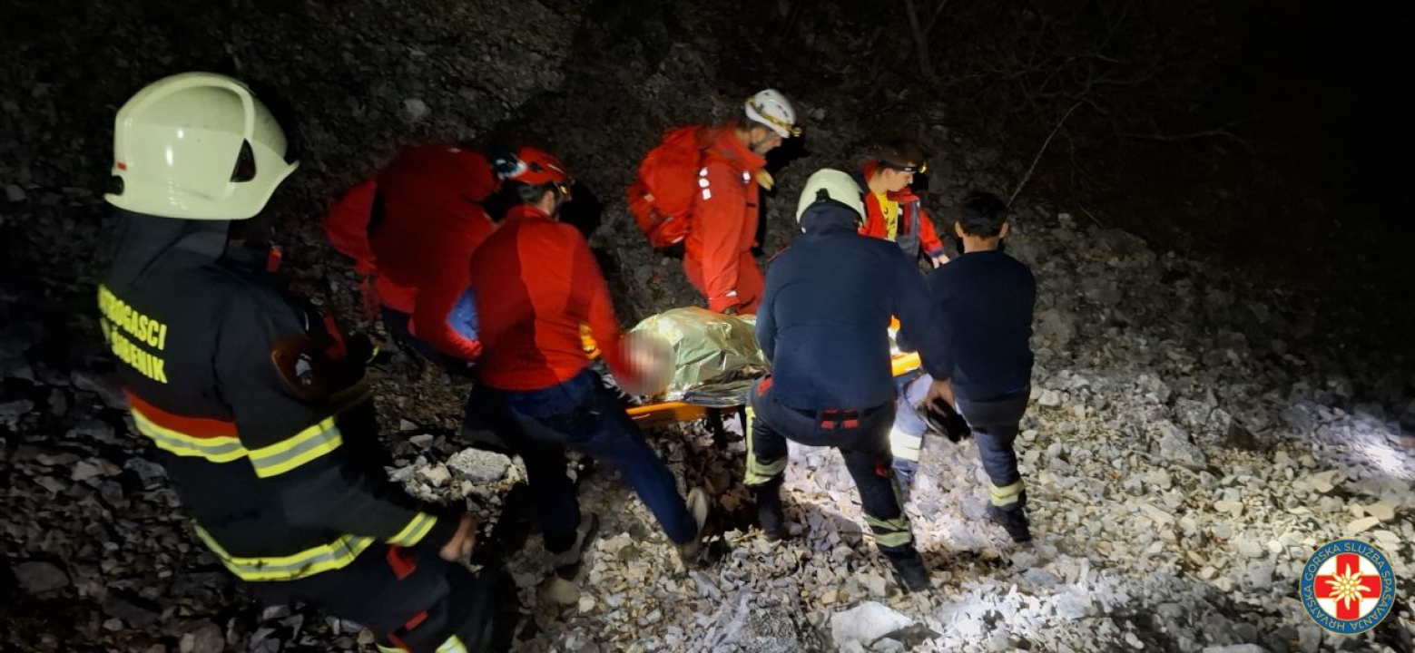 Šibenski HGSS-ovci i vatrogasci izvukli ženu iz kanjona u Konjevratima