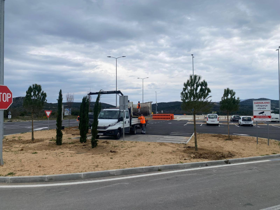 Uređenje zelene površine kod Šibenskog mosta