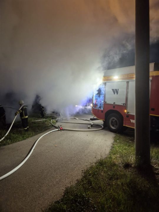 Noćas gorjela štala u Vrpolju: Šibenski vatrogasci spriječili veću štetu