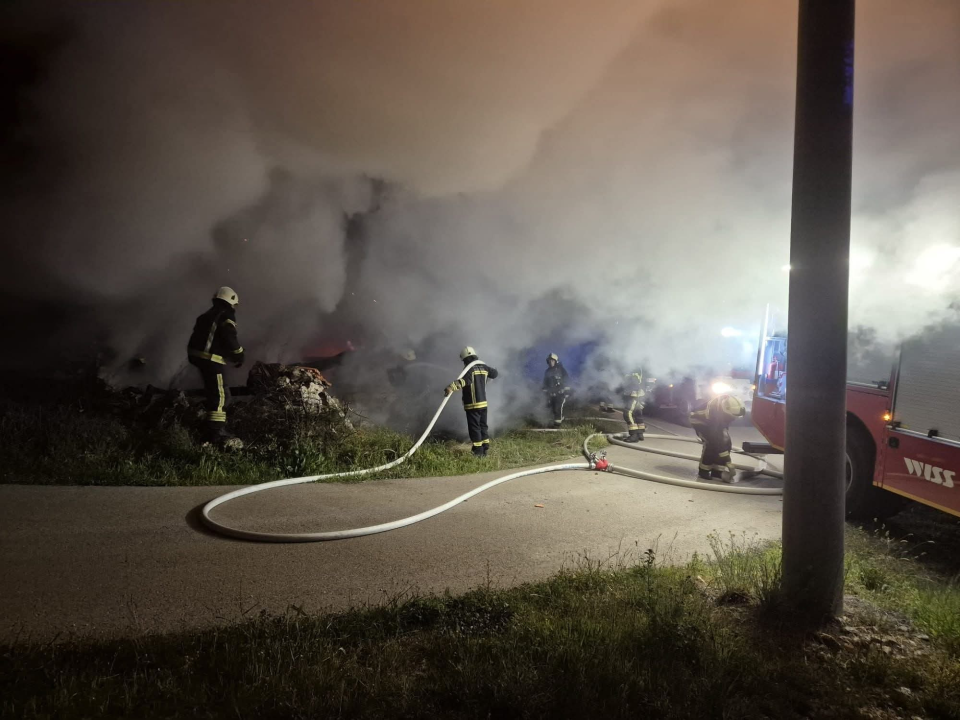 Noćas gorjela štala u Vrpolju: Šibenski vatrogasci spriječili veću štetu