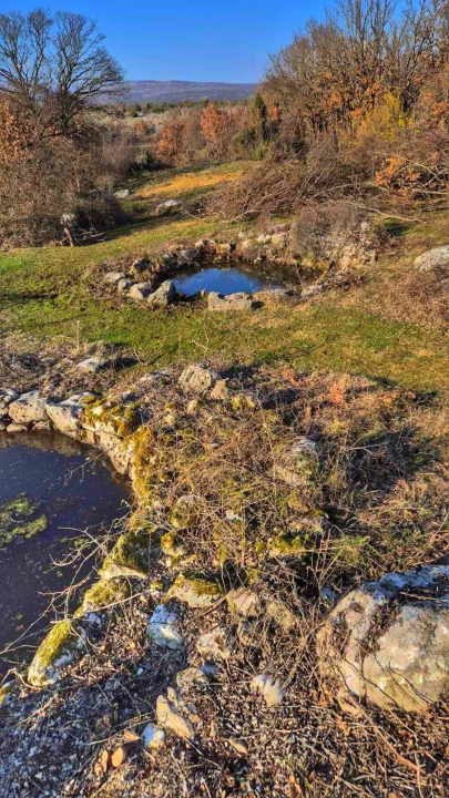 Šibenski Lions Miroslav Krnić čistio stare ilirske bunare u Općini Unešić