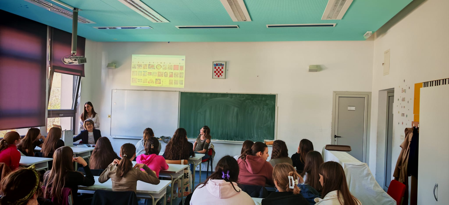 Dizajnerica koja prkosi invaliditetu: Karmen Herceg posjetila učenice OŠ Meterize