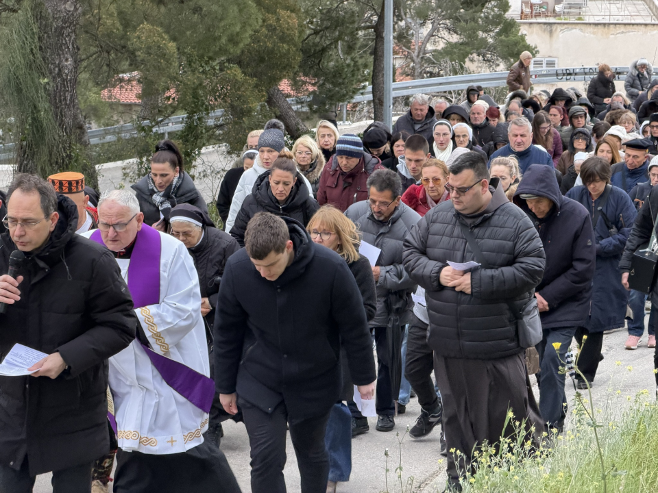 Ususret Cvjetnici održan križni put do tvrđave