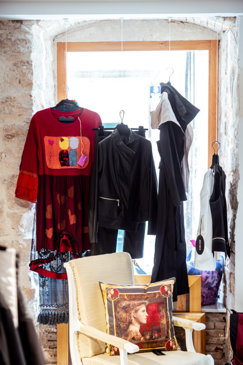 FOTO Proljeće u zraku, a novi komadi i popusti u Galeriji Juraj Dalmatinac!