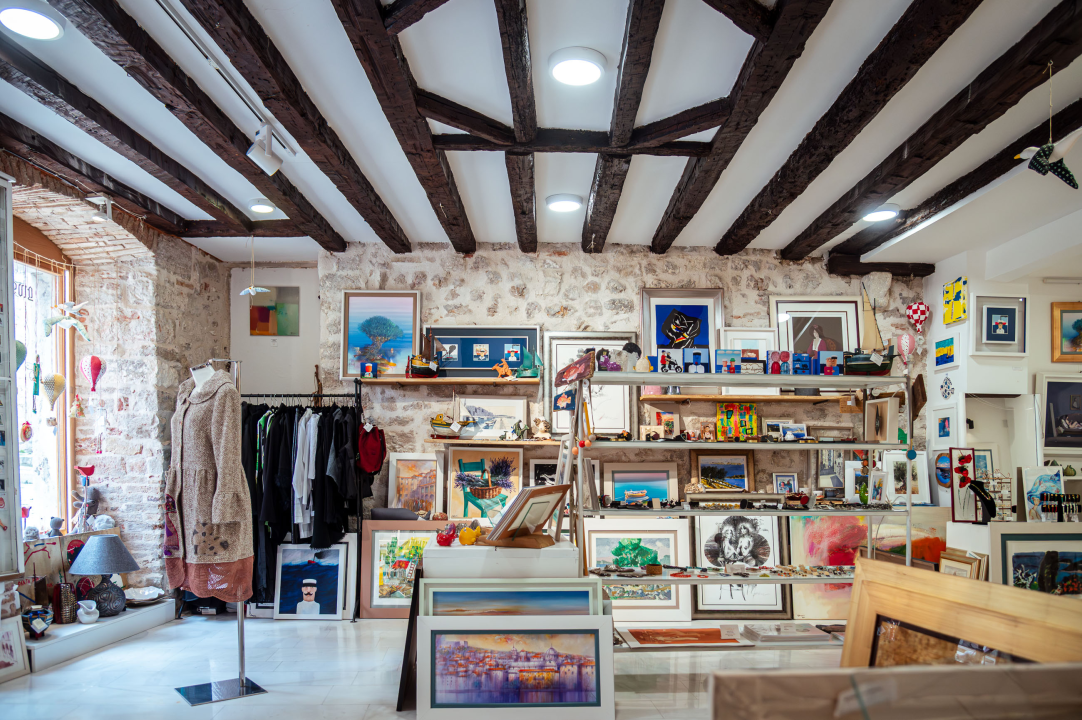 FOTO Proljeće u zraku, a novi komadi i popusti u Galeriji Juraj Dalmatinac!