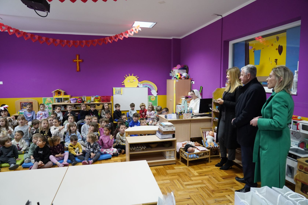 Gradonačelnik posjetio Dječji vrtić Blažena Hozana: Djeci i odgojiteljicama čestitao Uskrs