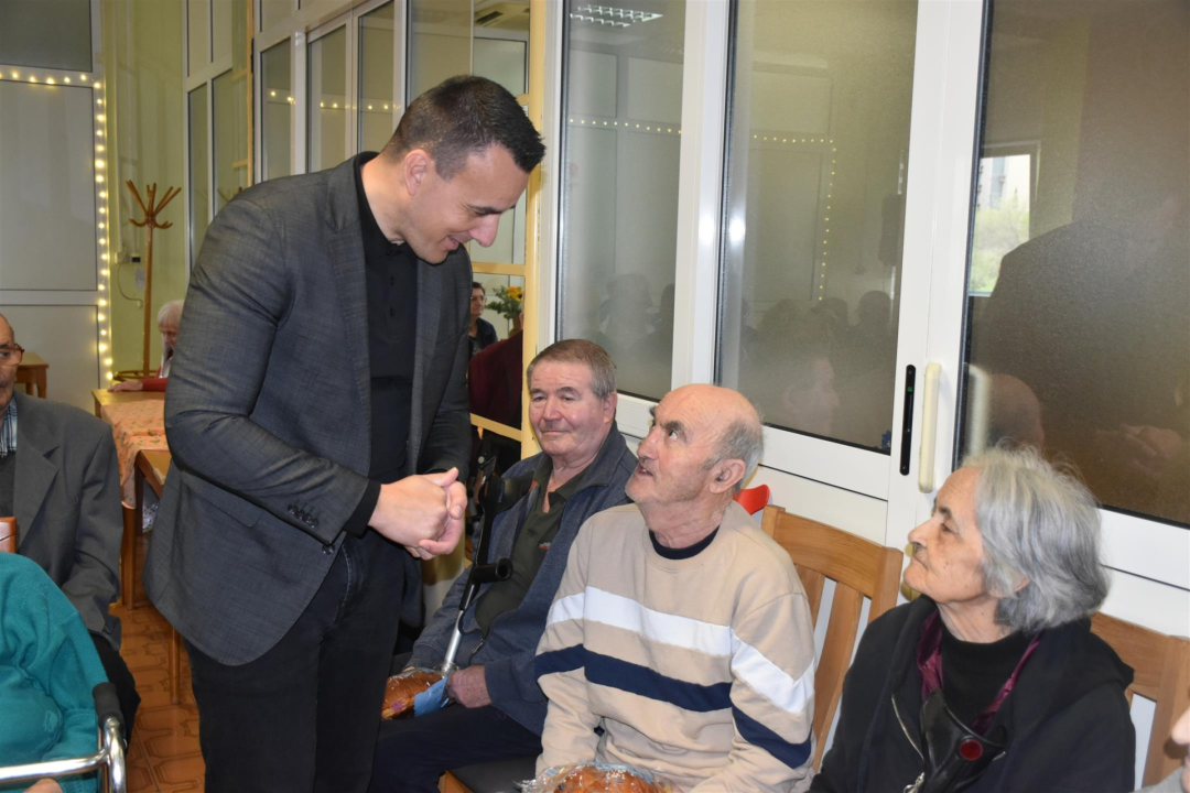 FOTO Župan Rakić posjetio korisnike Cvjetnog doma, podijelio im uskrsne pogače