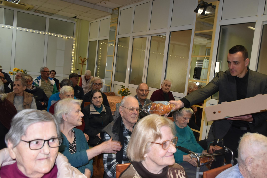 FOTO Župan Rakić posjetio korisnike Cvjetnog doma, podijelio im uskrsne pogače