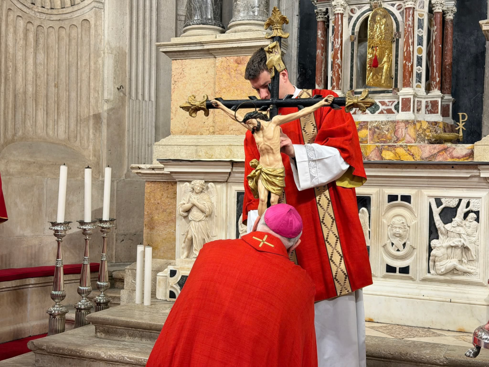 Veliki petak u katedrali sv. Jakova: 'Krist je dragovoljno ušao u smrt da bi čovjeku donio život'