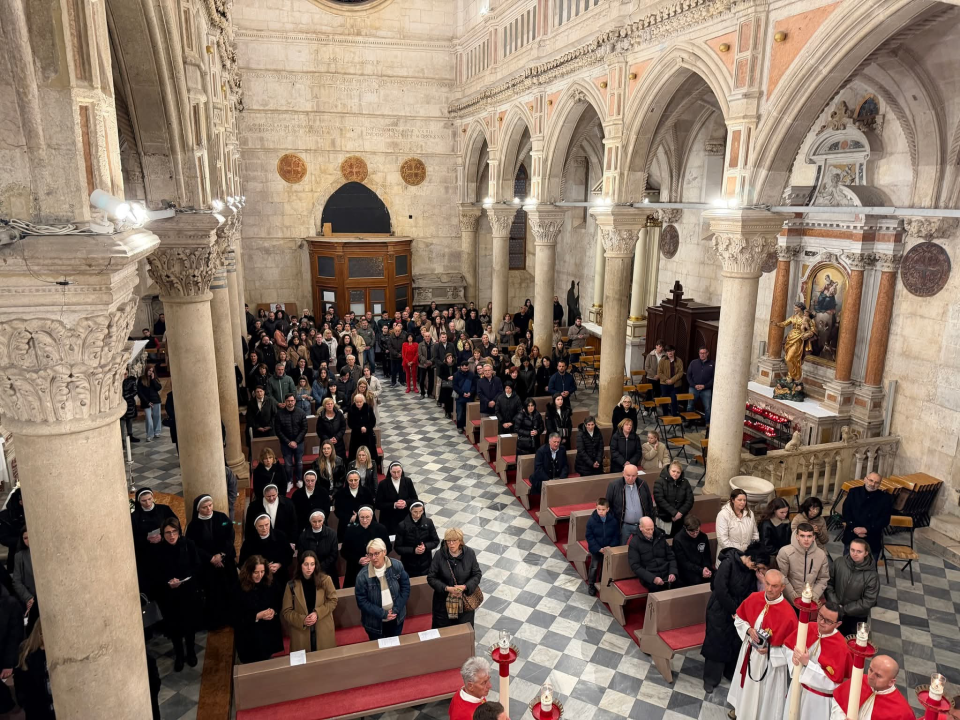 Veliki petak u katedrali sv. Jakova: 'Krist je dragovoljno ušao u smrt da bi čovjeku donio život'