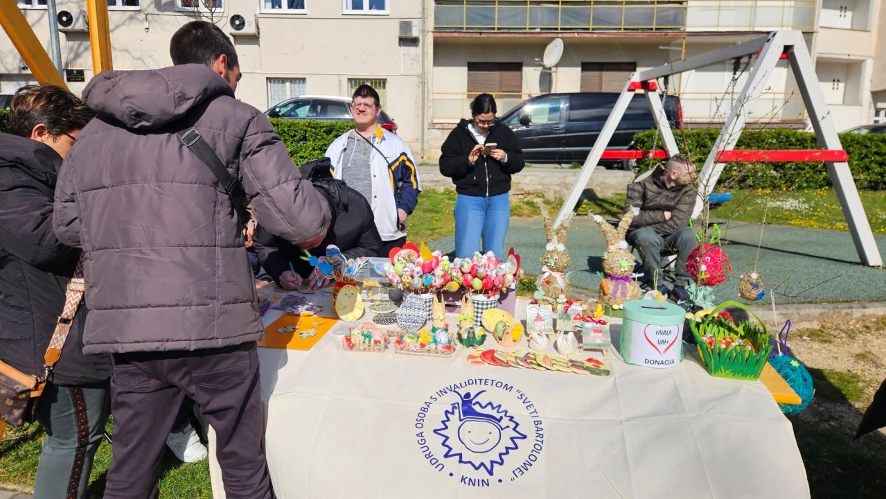 Od meda, pogača do dekoracija: Bogata ponuda na uskrsnom sajmu u Kninu