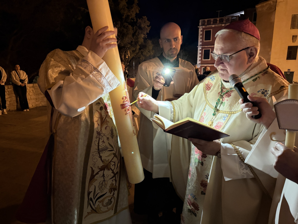 FOTO Vazmeno bdijenje u šibenskoj katedrali: Govoriti o Uskrsnuću znači tepati