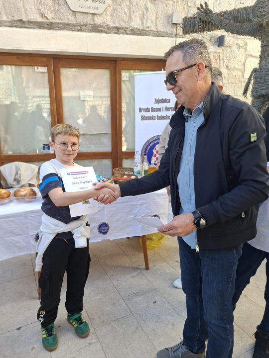 Mali Ukrajinac Grgo Gryshylo pobijedio na vodičkom turniru u tucanju jaja, najljepšu pisanicu ima Franciska Garić