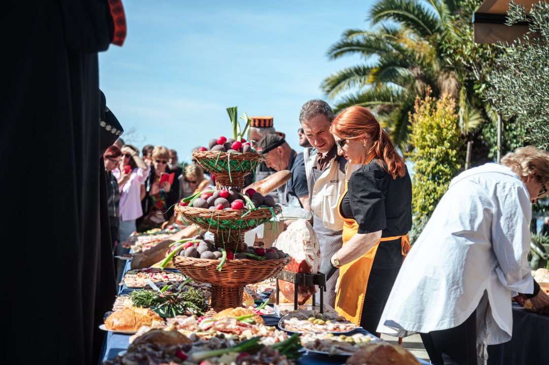 FOTO Obrtnici i ove godine pripremili uskrsni doručak u Šibeniku, glavna zvijezda bila je mega fritaja