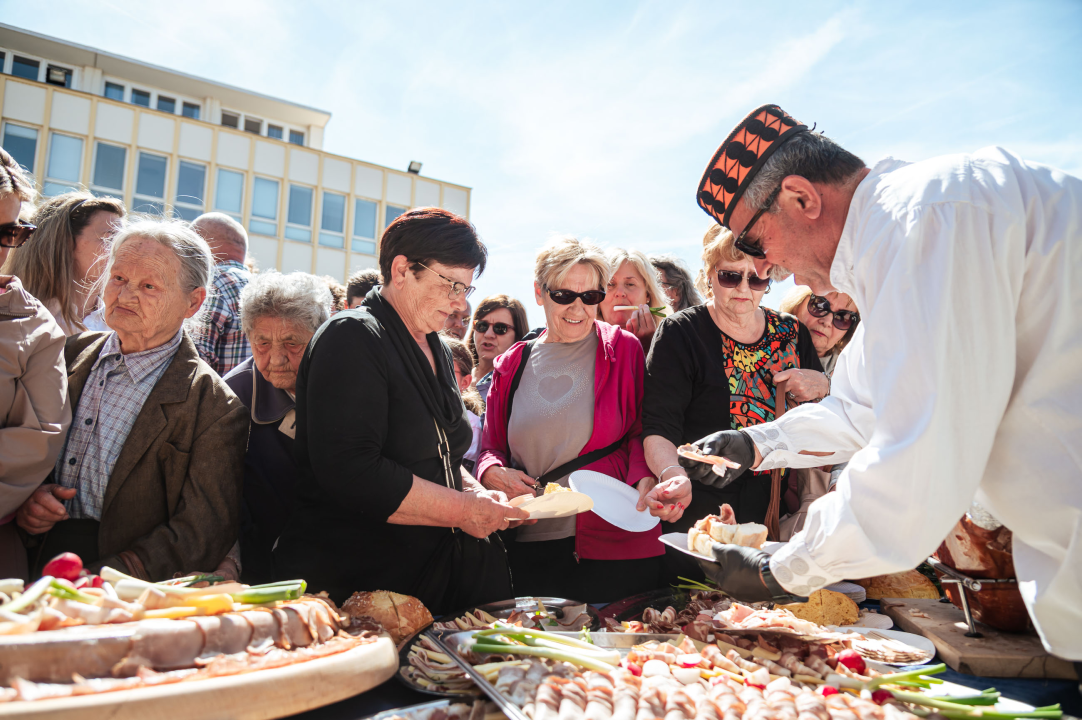 FOTO Obrtnici i ove godine pripremili uskrsni doručak u Šibeniku, glavna zvijezda bila je mega fritaja