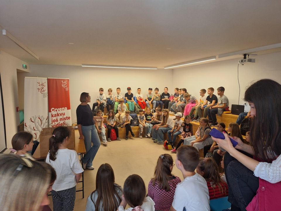 Izložba likovih i literarnih radova osnovnoškolaca 'Mačke' na Zlarinu