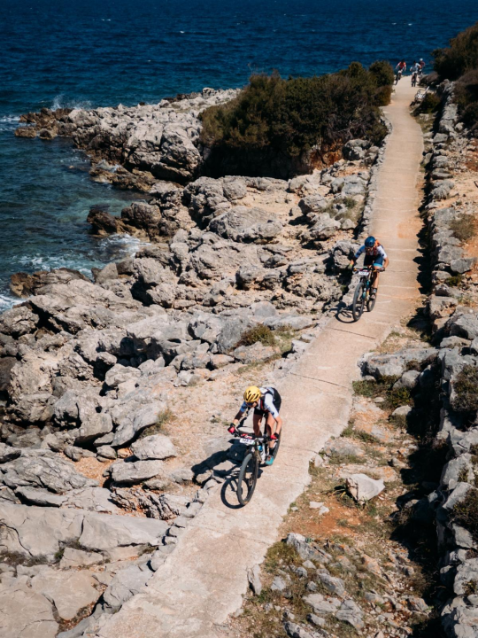 FOTO Vodički biciklisti osvojili jednu mušku i jednu žensku kategoriju na utrci '4Islands Epic'