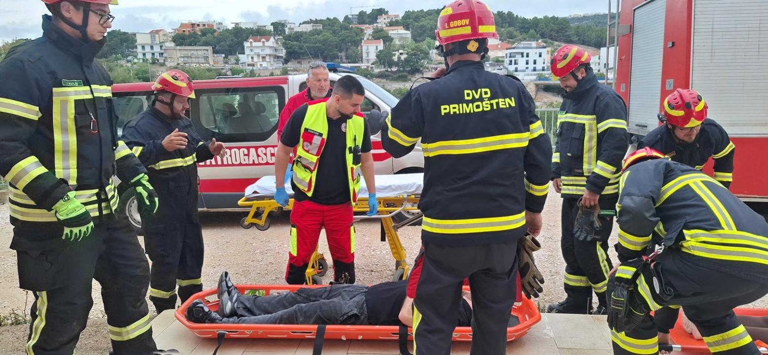 Vatrogasci uspješno evakuirali učenike i djelatnike OŠ Primošten
