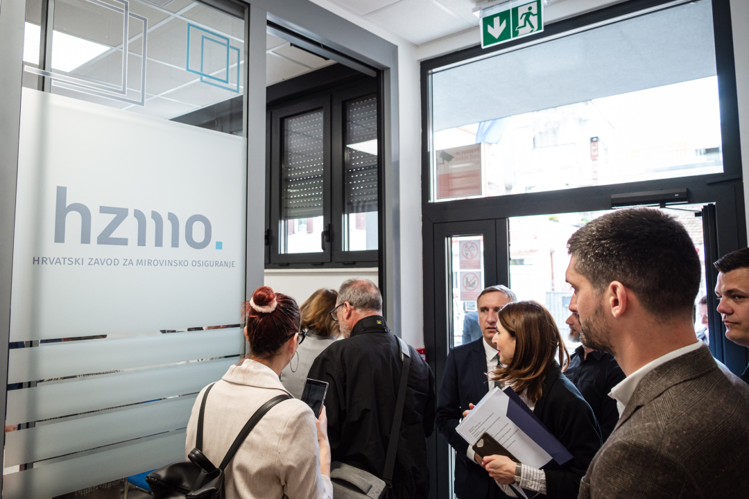 FOTO Burić i Rakić zadovoljni obnovljenom zgradom 'mirovinskog'. A građani? – 'Najviše se veselim liftu!'