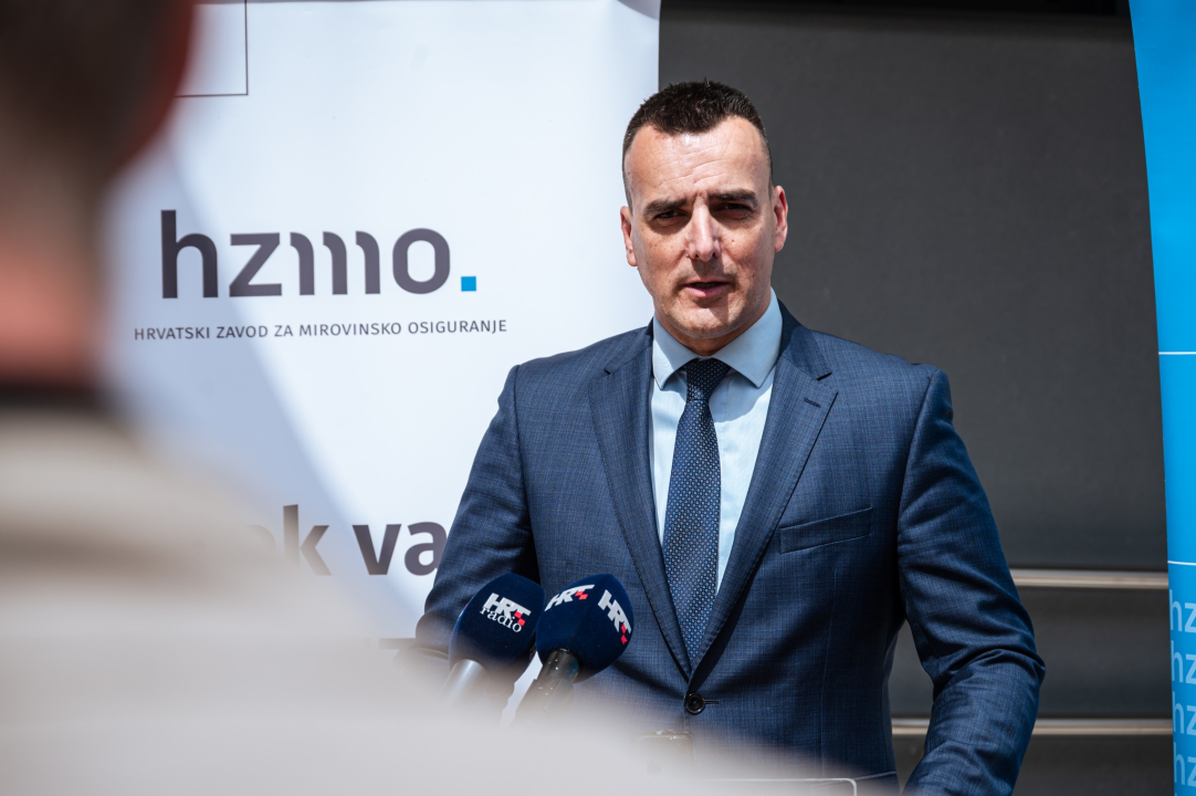 FOTO Burić i Rakić zadovoljni obnovljenom zgradom 'mirovinskog'. A građani? – 'Najviše se veselim liftu!'