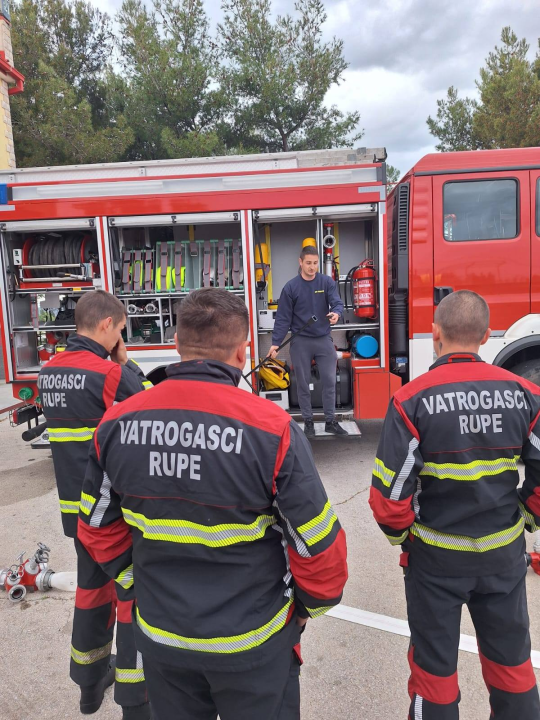 Obuka novih vatrogasaca u DVD-u Rupe