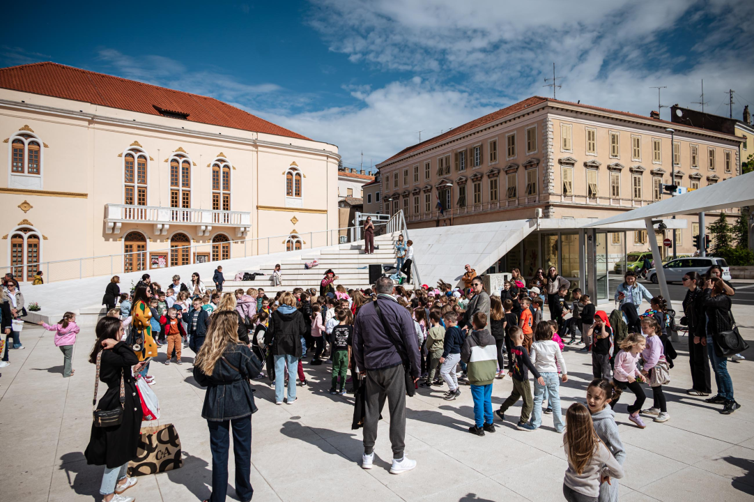 FOTO Građanima na Poljani podijeljeno 2000 sadnica cvijeća, predškolci uživali u edukativnim predstavama