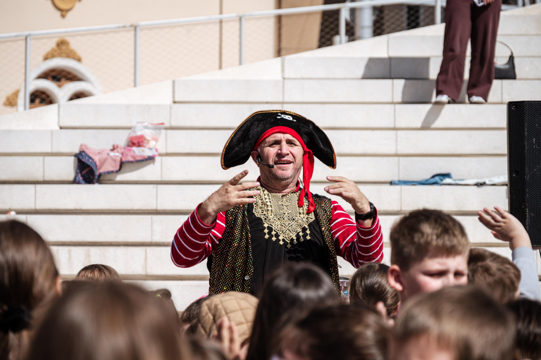 FOTO Građanima na Poljani podijeljeno 2000 sadnica cvijeća, predškolci uživali u edukativnim predstavama