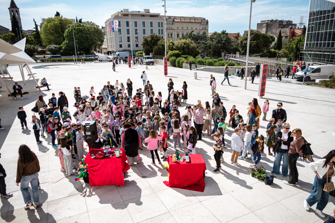 FOTO Građanima na Poljani podijeljeno 2000 sadnica cvijeća, predškolci uživali u edukativnim predstavama
