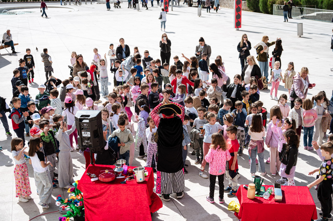 FOTO Građanima na Poljani podijeljeno 2000 sadnica cvijeća, predškolci uživali u edukativnim predstavama