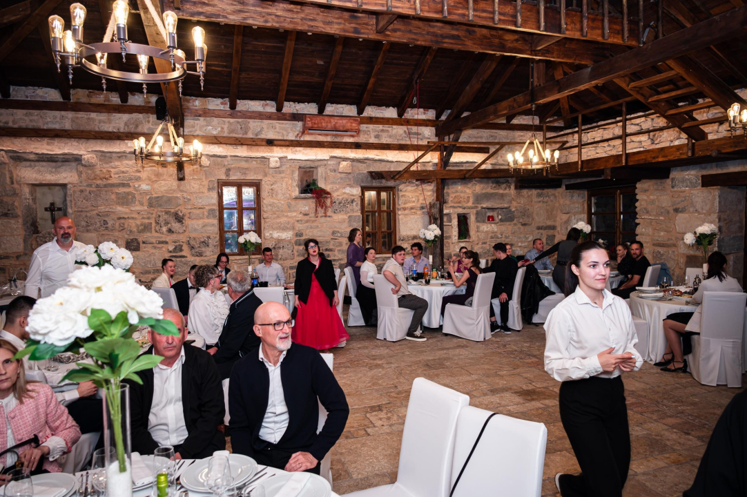 Maturalni ples učenika centra Šubićevac u znaku ljubavi