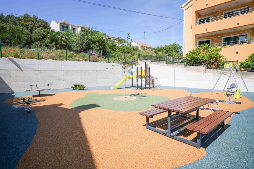 Uređena igrališta u Njivicama, Šubićevcu i Brnjici