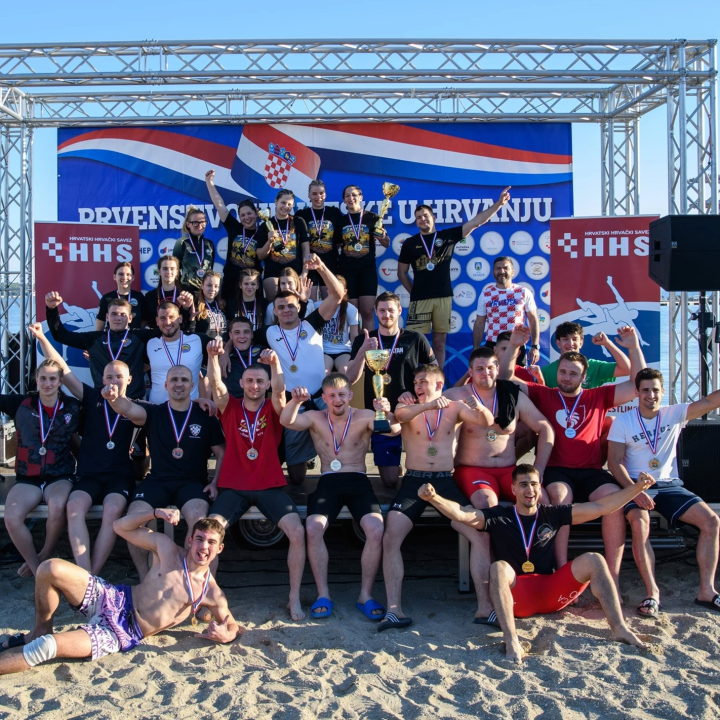 FOTO Hrvači Šibenika uspješni i na pijesku: Osmero s medaljom na Prvenstvu Hrvatske, Klarić seniorski prvak