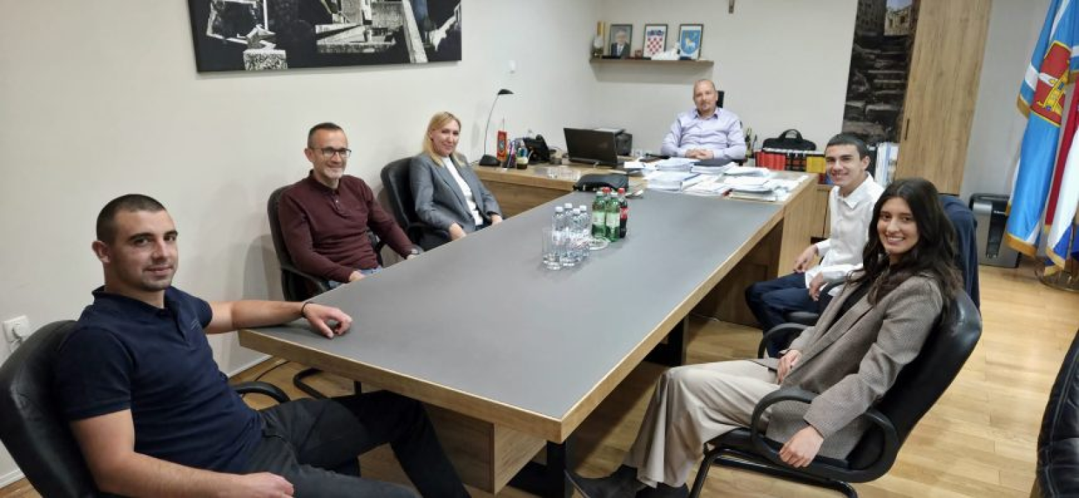 Gradonačelnik Knina primio Filipa Jejinu koji je briljirao na državnom natjecanju iz matematike