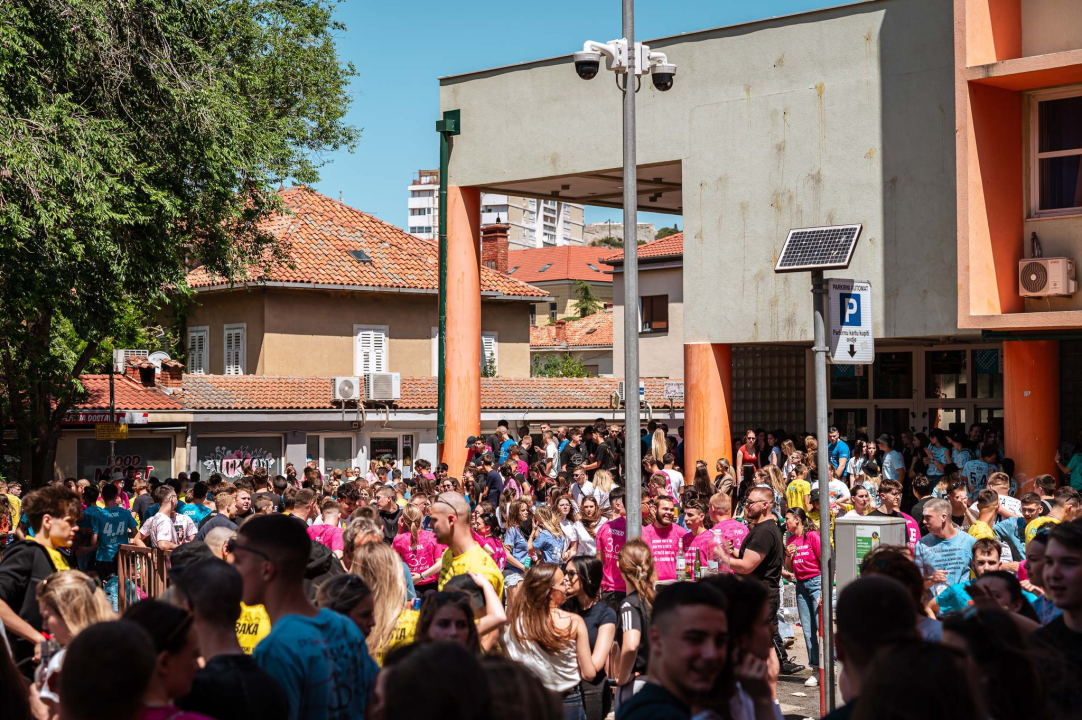 Šibenski maturanti oprostili se od školskih klupa: Pogledajte atmosferu s ovogodišnje norijade