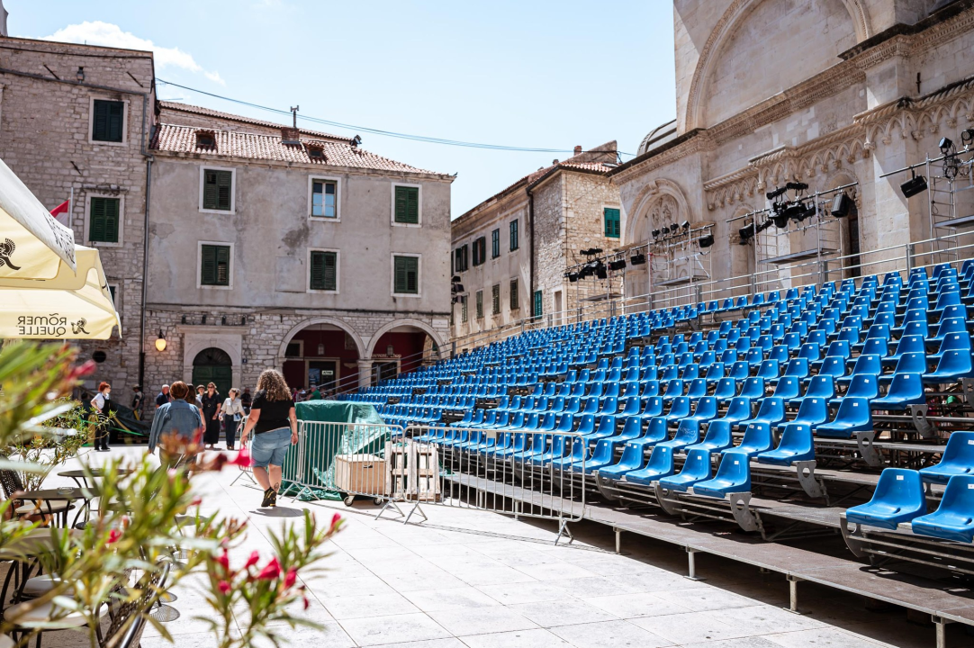 Festivalski duh stiže u Šibenik: Postavljene tribine ispred katedrale poslužile i za bijeg od vrućina