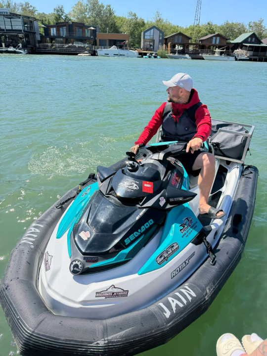 Kevin putuje svijetom jet skijem
