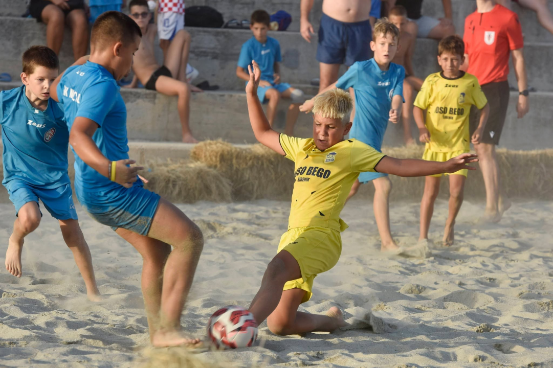 Turnir u nogometu na pijesku održan na gradskoj plaži Banj. Svoje umijeće pokazale četiri ekipe