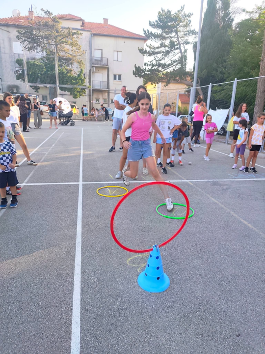 Djeca zamijenila ekrane laštikom, štafetom, vrećama, graničarom...: U Oklaju čuvaju legendarne igre od zaborava