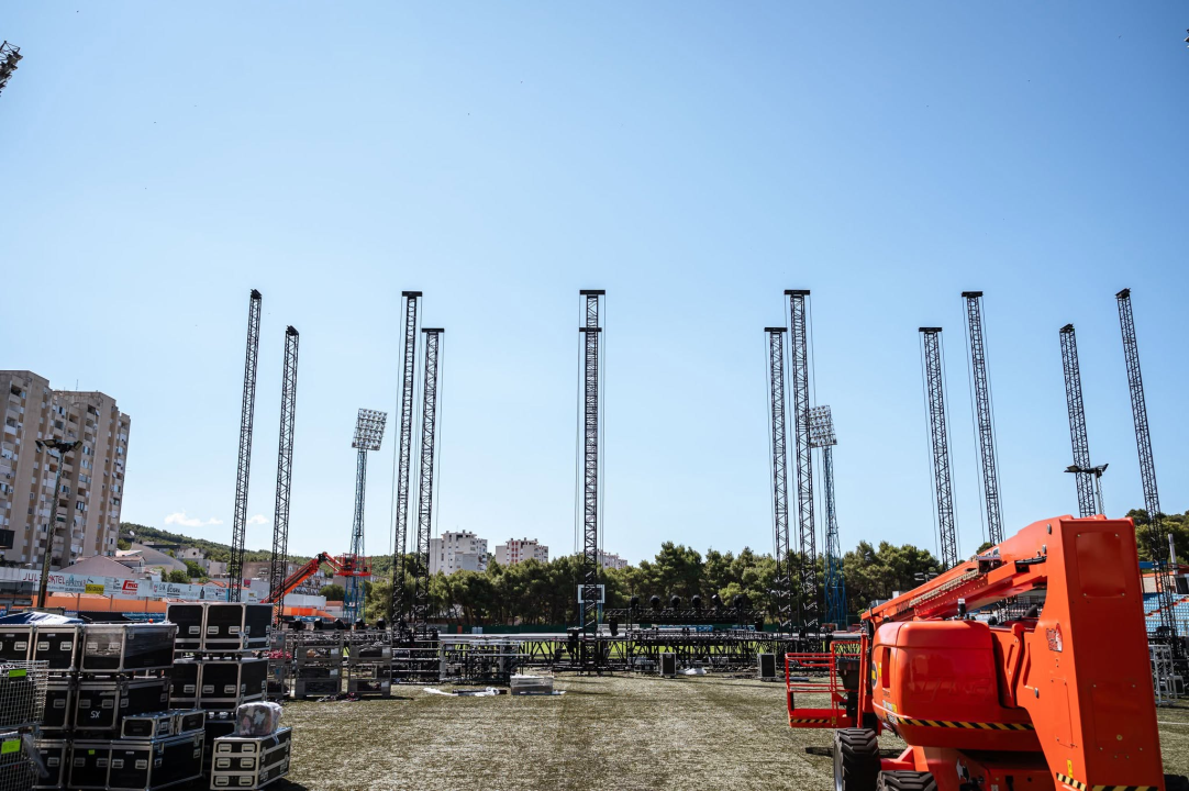 FOTO Impozantna pozornica za Thompsonov koncert niče na Šubićevcu, na stadionu su i 'sporni' kemijski zahodi 