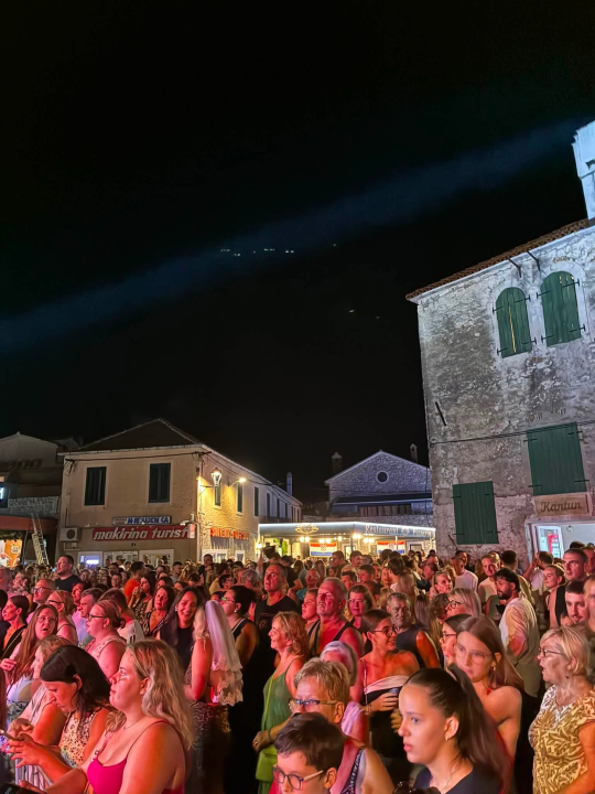 Pirovac svečano obilježio obljetnicu Oluje uz koncert Dalmatina, bakljadu i vatromet