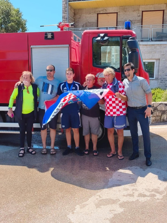 Zlatni vaterpolist Vito Lokas dočekan u Raslini: 'Želimo mu još puno medalja za najdražu boju kapice'