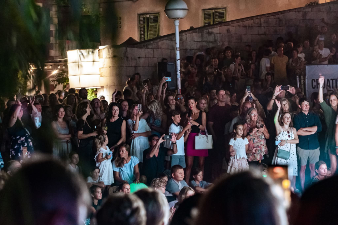 Šibenik se sinoć podsjetio kako se zabavlja: Tisuće plesale pod katedralom, ovoga gradu kronično nedostaje