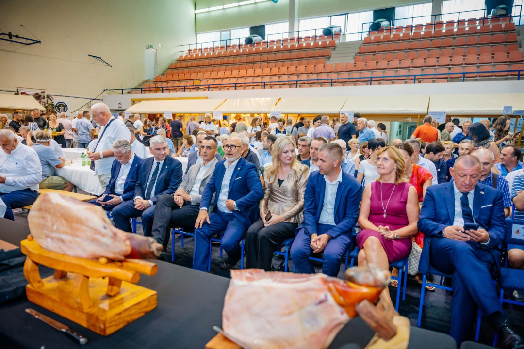Otvoren Festival pršuta u Drnišu, župan Rakić najtanjom fetom proglasio početak 