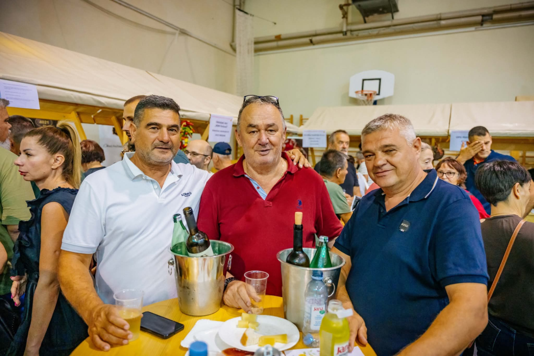 Otvoren Festival pršuta u Drnišu, župan Rakić najtanjom fetom proglasio početak 