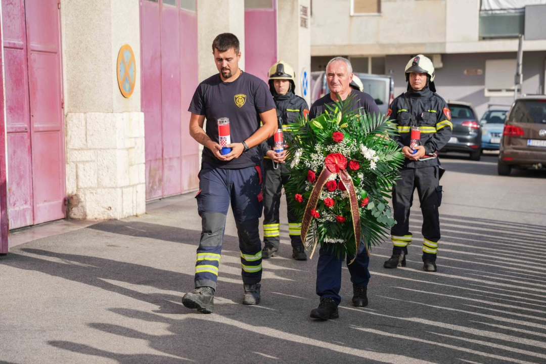 19. godina od tragedije na Kornatu: Položeni vijenci ispred Vatrogasnog doma u Šibeniku