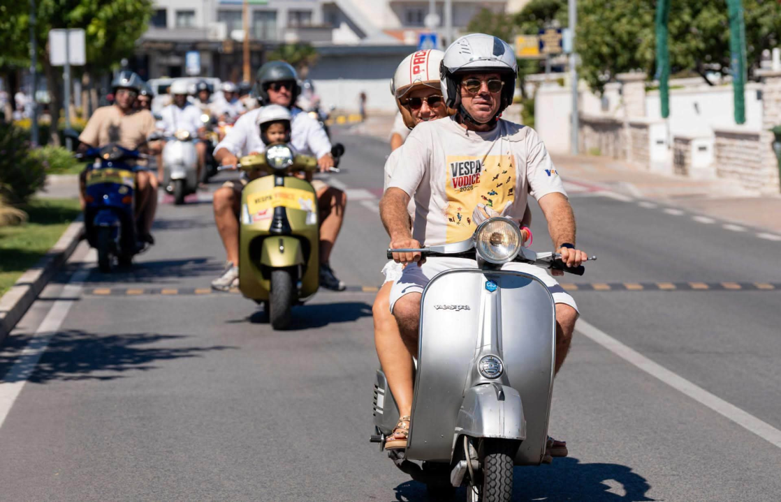 Kad 200 Vespi zajedno zagrmi: Vodičani i turisti oduševljeno pratili veliki defile